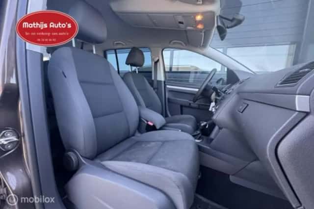 Volkswagen Touran (2011) thumbnail 5