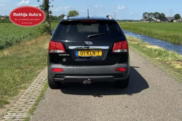 Kia Sorento (2010) thumbnail 4