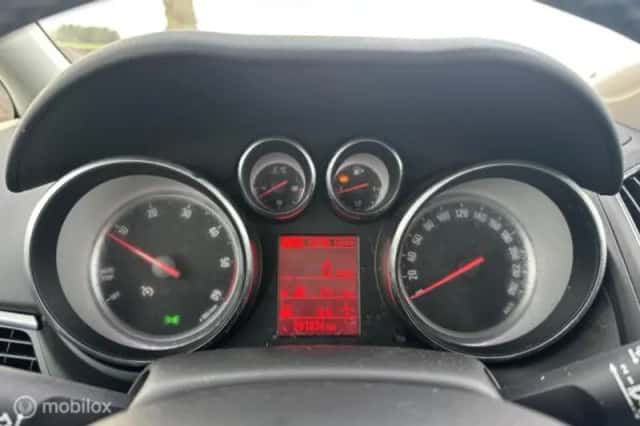 Opel Zafira (2014) thumbnail 18