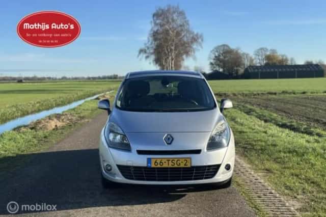 Renault Scénic (2012) thumbnail 2