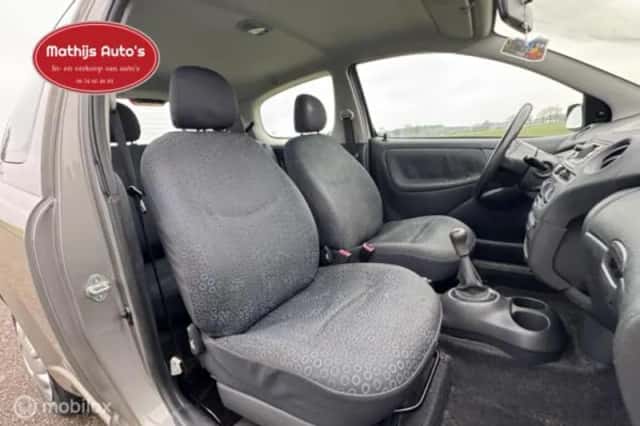 Toyota Yaris (2004) thumbnail 4