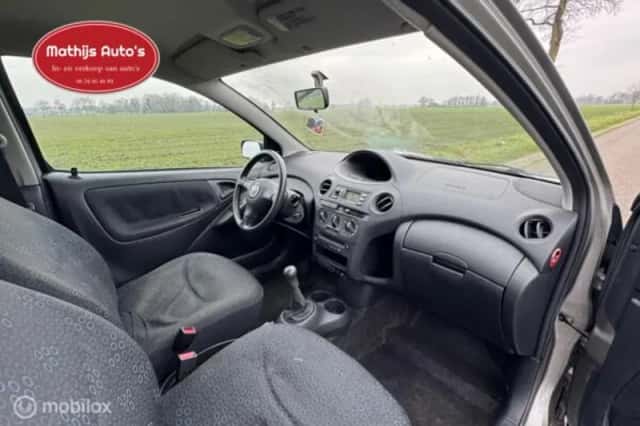 Toyota Yaris (2004) thumbnail 9