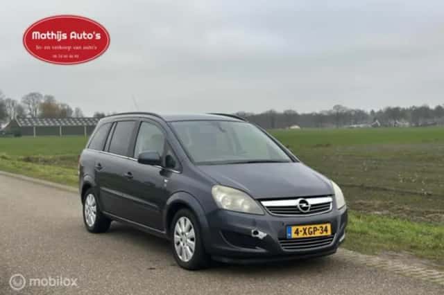 Opel Zafira (2010) thumbnail 2