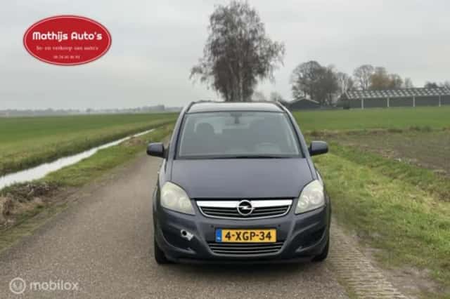 Opel Zafira (2010) thumbnail 3