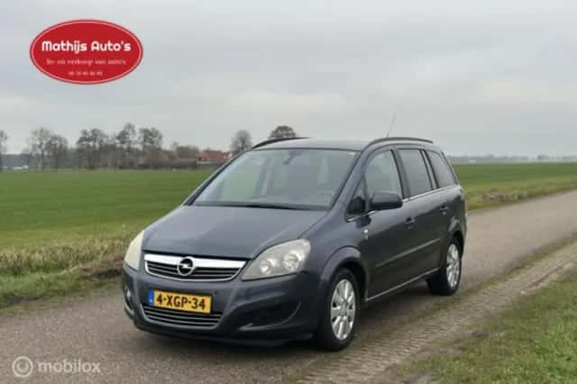 Opel Zafira (2010) thumbnail 4