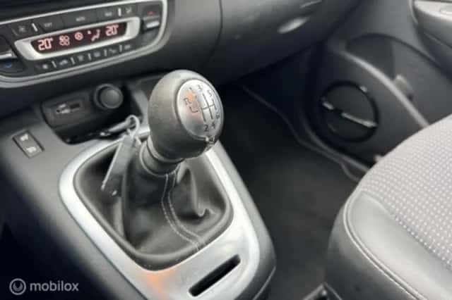 Renault Scénic (2011) thumbnail 17