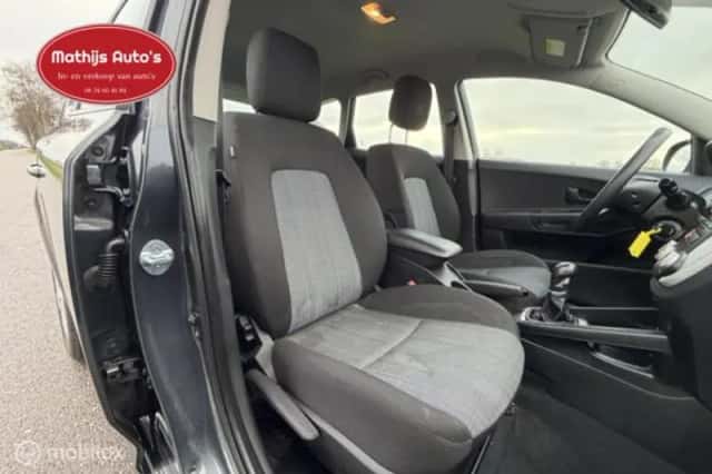 Kia Cee'd (2021) thumbnail 5