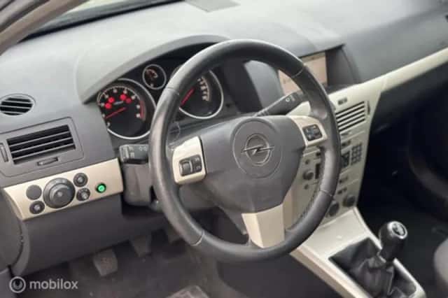 Opel Astra (2008) thumbnail 12