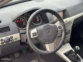 Opel Astra (2008) thumbnail 12