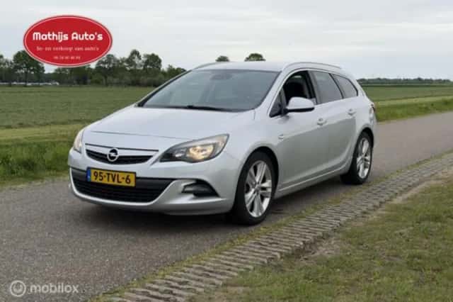Opel Astra (2012) thumbnail 3
