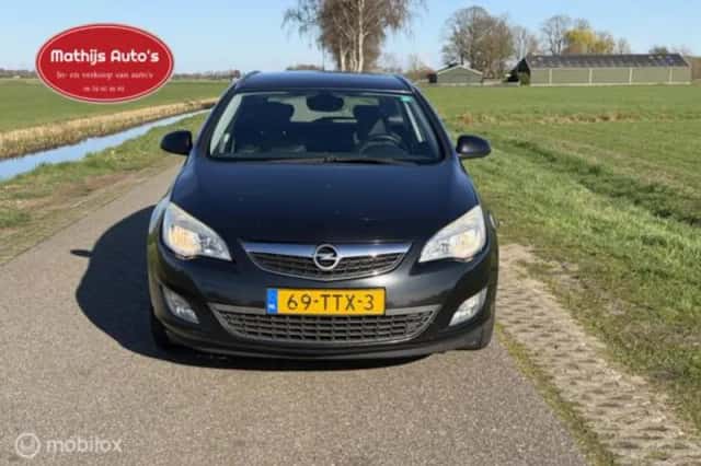 Opel Astra (2012) thumbnail 2