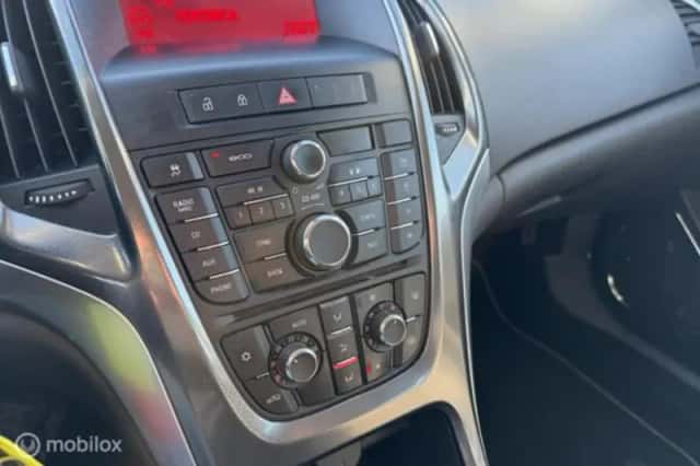 Opel Astra (2012) thumbnail 19
