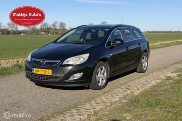 Opel Astra (2012) thumbnail 3