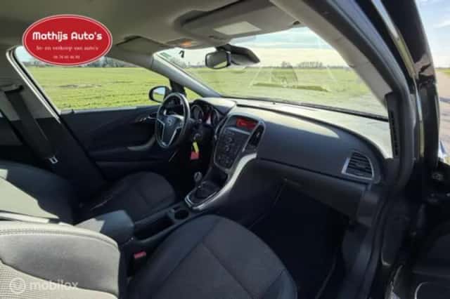Opel Astra (2012) thumbnail 4