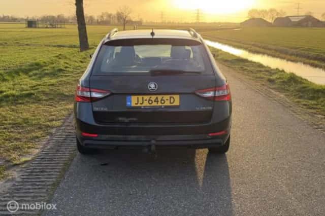 Škoda Superb (2016) thumbnail 12
