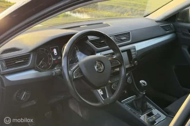 Škoda Superb (2016) thumbnail 13