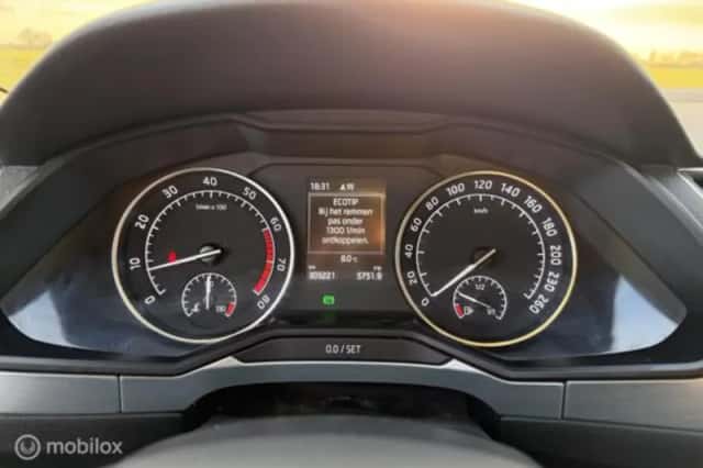 Škoda Superb (2016) thumbnail 19