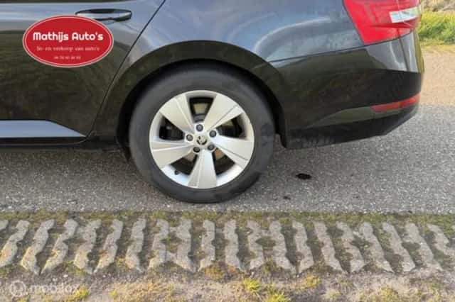 Škoda Superb (2016) thumbnail 10