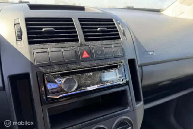 Volkswagen Polo (2004) thumbnail 18