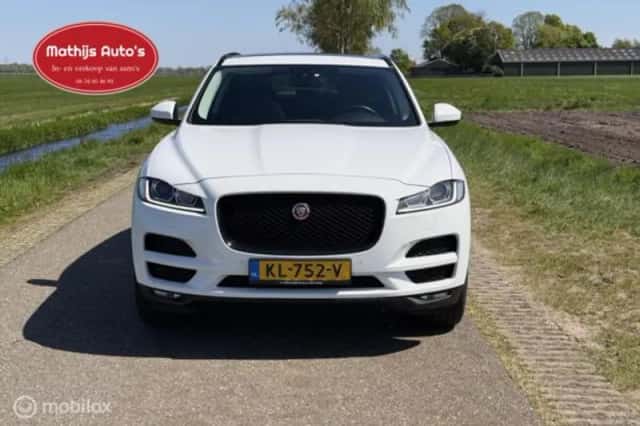 Jaguar F-Pace (2016) thumbnail 2