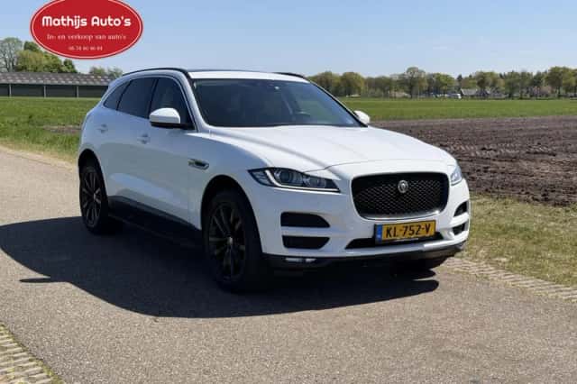 Jaguar F-Pace (2016) thumbnail 3
