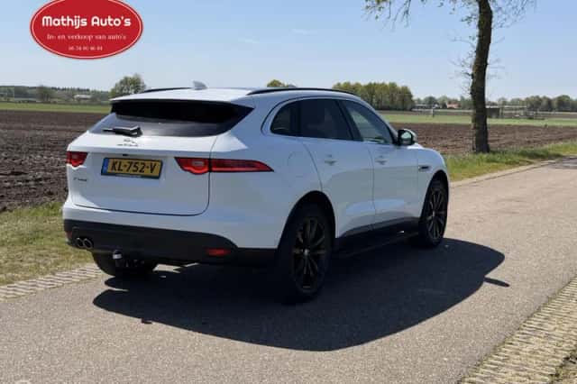 Jaguar F-Pace (2016) thumbnail 5