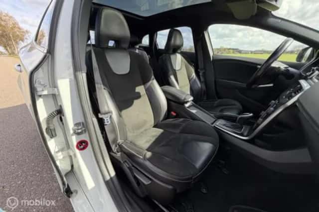 Volvo V40 (2022) thumbnail 13