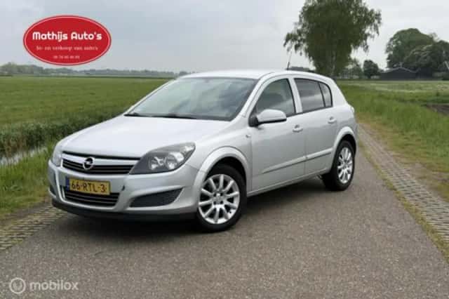 Opel Astra (2012) thumbnail 1