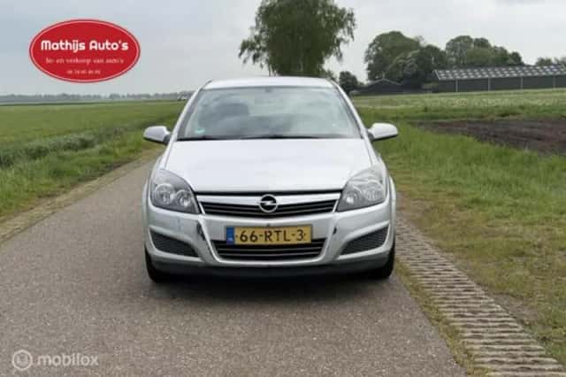 Opel Astra (2012) thumbnail 2