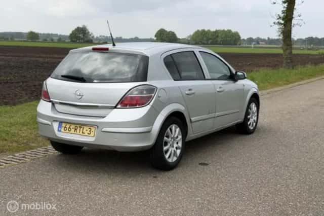 Opel Astra (2012) thumbnail 12