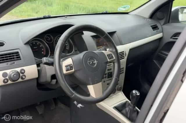 Opel Astra (2012) thumbnail 18