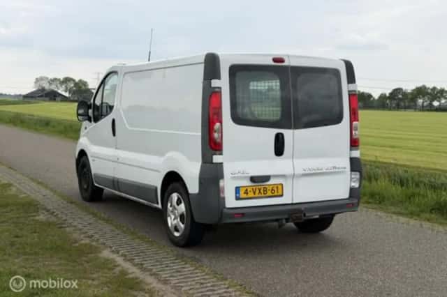 Opel Vivaro (2012) thumbnail 12