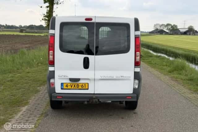 Opel Vivaro (2012) thumbnail 13
