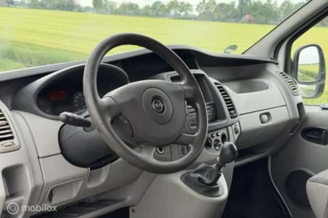 Opel Vivaro (2012) thumbnail 15