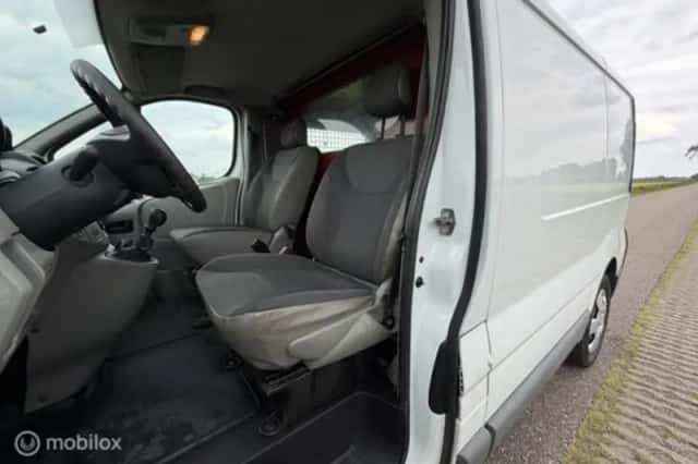 Opel Vivaro (2012) thumbnail 16