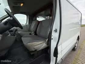 Opel Vivaro (2012) thumbnail 16