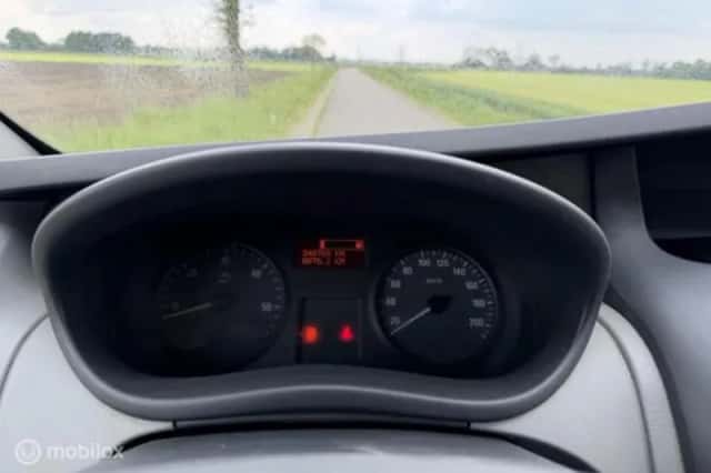 Opel Vivaro (2012) thumbnail 17