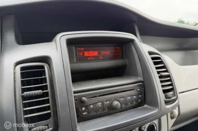 Opel Vivaro (2012) thumbnail 18