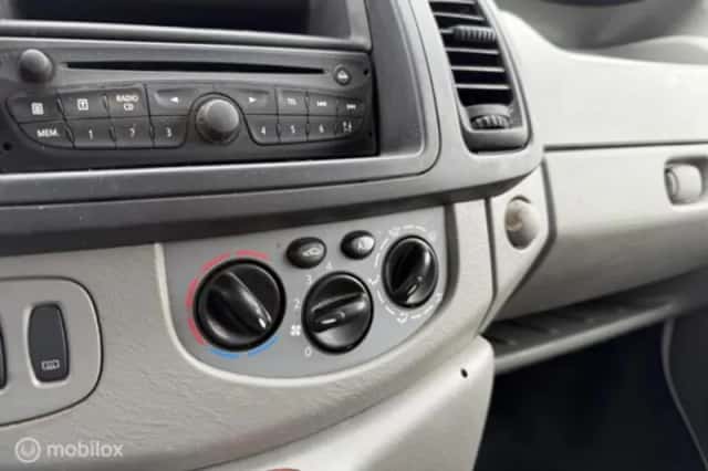 Opel Vivaro (2012) thumbnail 20