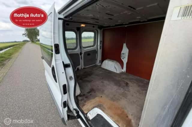 Opel Vivaro (2012) thumbnail 10