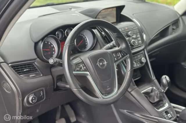 Opel Zafira (2012) thumbnail 16