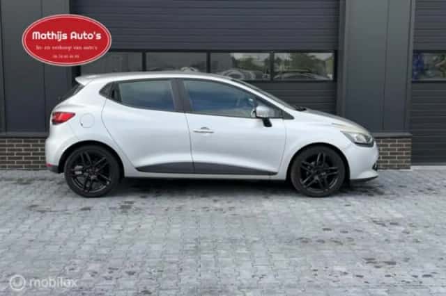 Renault Clio (2015) thumbnail 3