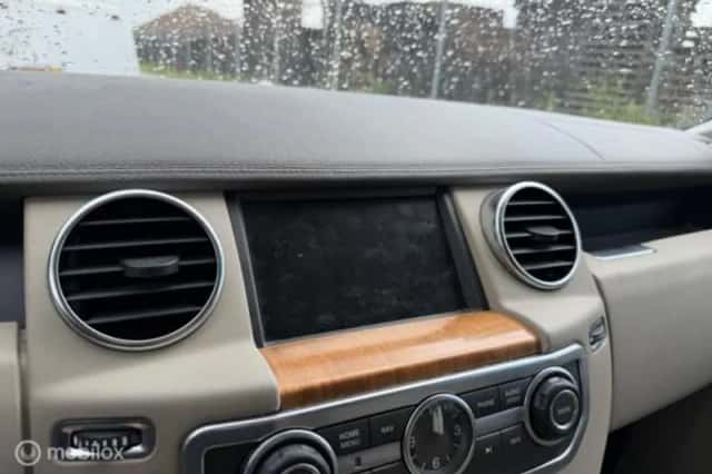 Land Rover Discovery (2017) thumbnail 11