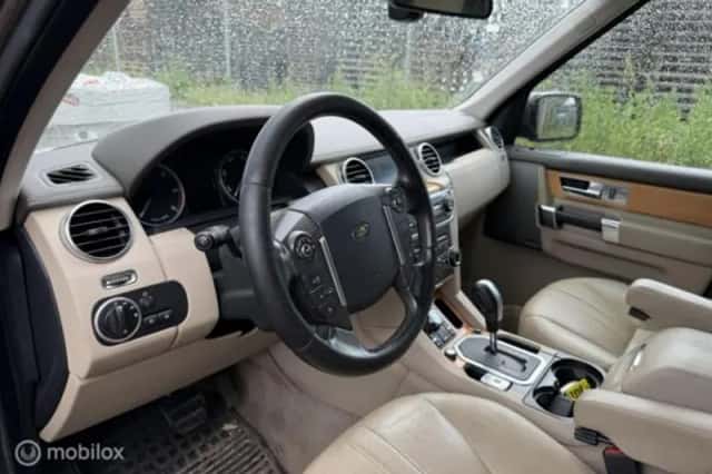 Land Rover Discovery (2017) thumbnail 12