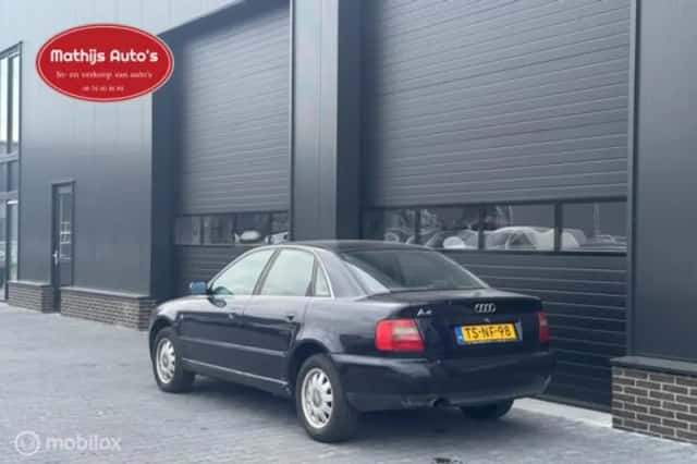 Audi A4 (1998) thumbnail 4