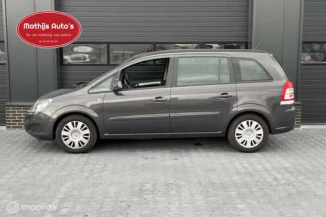Opel Zafira (2013) thumbnail 3