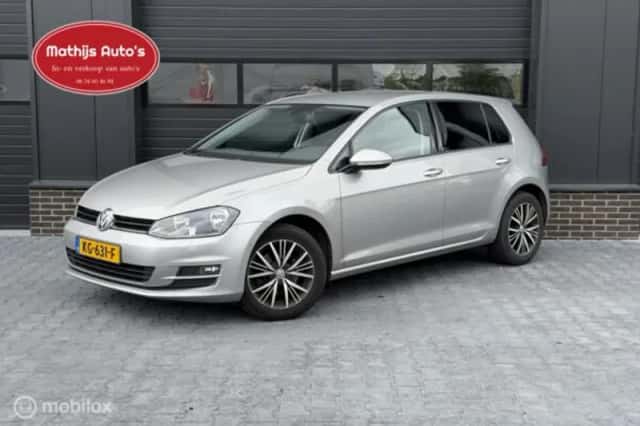 Volkswagen Golf (2016) thumbnail 2