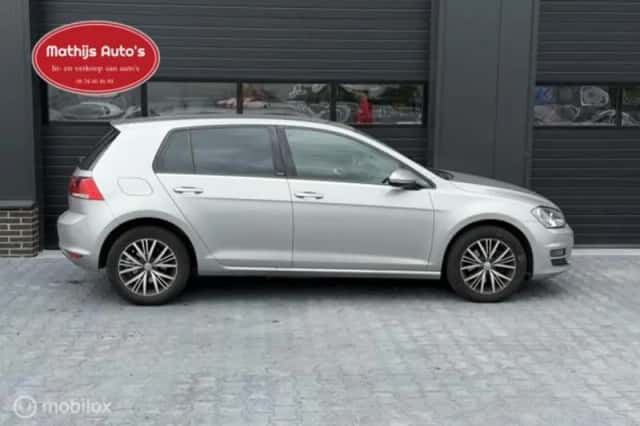 Volkswagen Golf (2016) thumbnail 4