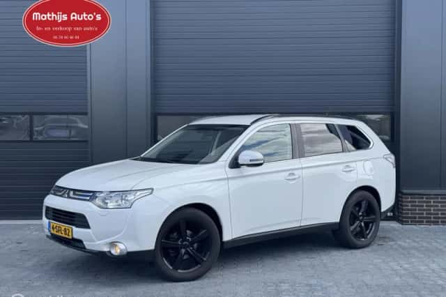 Mitsubishi Outlander (2013) thumbnail 1