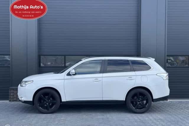 Mitsubishi Outlander (2013) thumbnail 2
